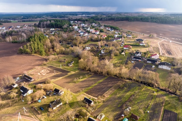 Panoramische Luftaufnahme der privaten Entwicklung mit Landhäusern oder Dorf