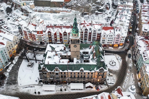 Panoramische Luftaufnahme der schneebedeckten Winterstadt Klodzko Polen