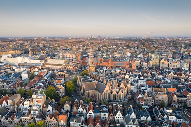 Panoramische Luftaufnahme von Amsterdam, Niederlande. Blick über den historischen Teil von Amsterdam