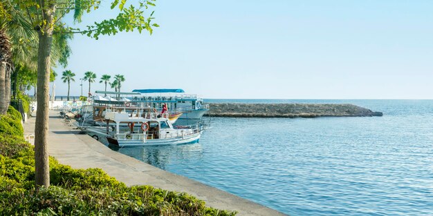 Panoramische schöne Aussicht auf Yachten und Segelboote in Side, Türkei. Banner mit Kopierbereich.