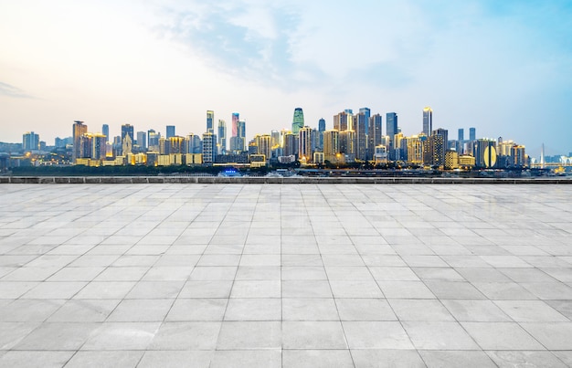 Panoramische Skyline und Gebäude mit leerem konkretem quadratischem Boden, Chongqing, Porzellan