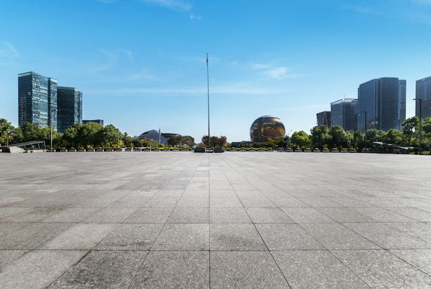 Foto panoramische skyline und gebäude mit leerem konkretem quadratischem boden, hangzhou, porzellan