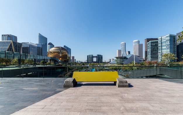 Panoramische Skyline und Gebäude mit leerem konkretem quadratischem Boden in China