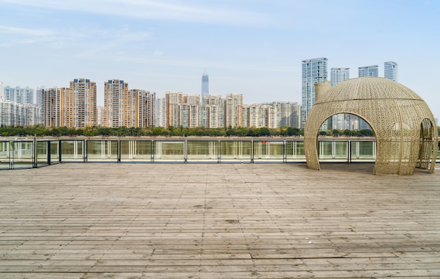 Panoramische Skyline und Gebäude mit leerem konkretem quadratischem Boden