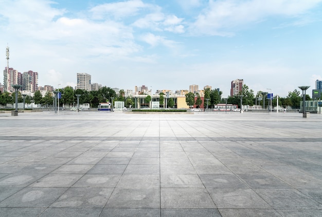 Panoramische Skyline und Gebäude mit leerem konkretem quadratischem Boden