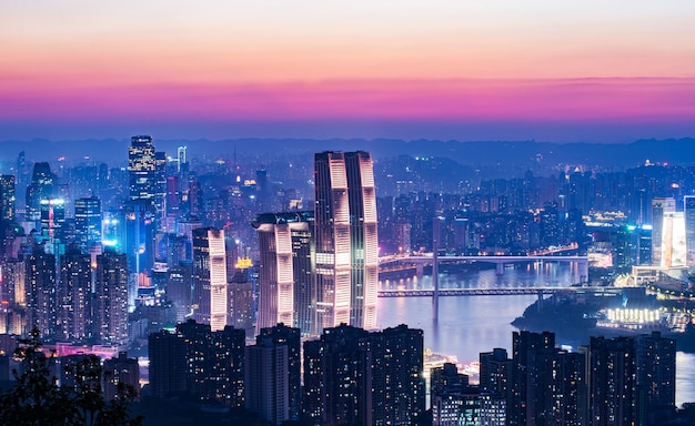 Panoramische Stadtlandschaft, schöne Nachtansicht von Chongqing-Stadt in China