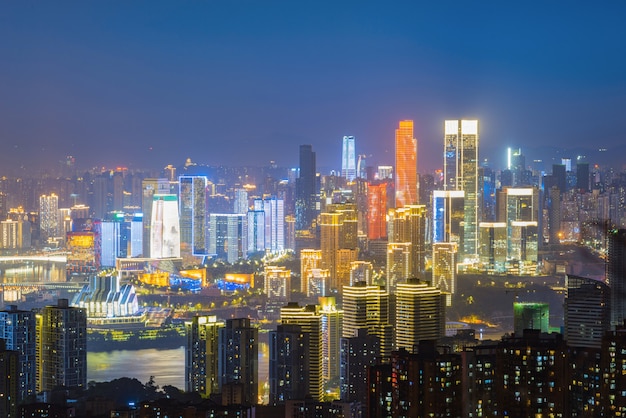 Panoramische Stadtlandschaft, schöne Nachtansicht von Chongqing-Stadt in China