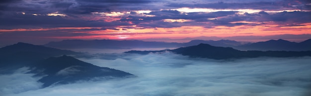 Panoramische szenische Ansicht des nebelhaften Morgensonnenaufgangs im Berg bei Nord-Thailand