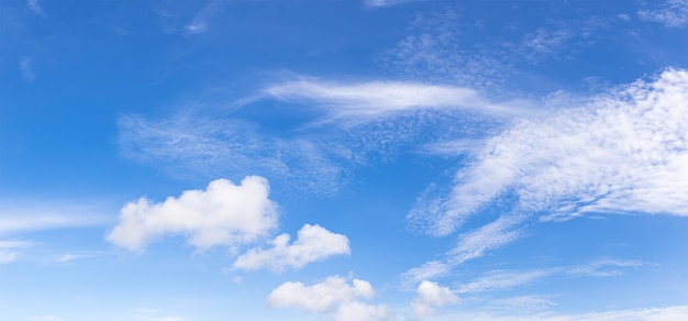 Panoramischer blauer Himmel mit flaumigen Wolken