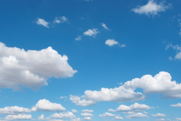 Panoramischer blauer Himmel mit flauschigen Wolken Lebendiges Foto für Kulissen und Hintergründe