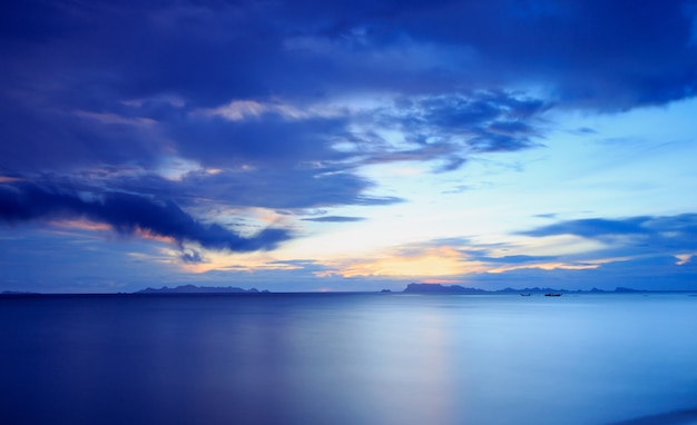 Panoramischer drastischer tropischer blauer Sonnenuntergang- und Himmelhintergrund