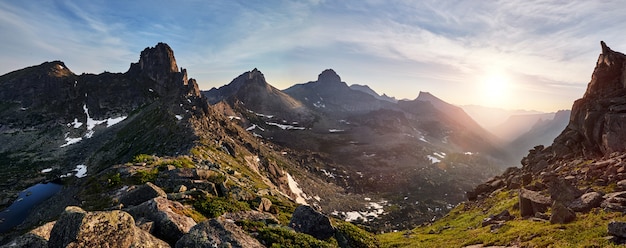 Panoramischer Fotofrühlings-Gebirgsnaturpark