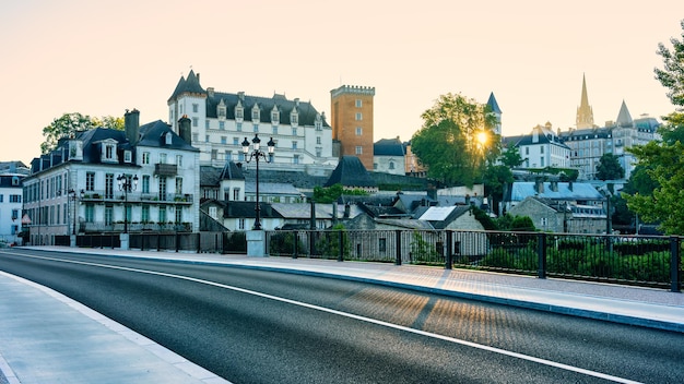 Panoramischer und historischer Komplex mit Schloss und mittelalterlichen Gebäuden in der Stadt Pau france