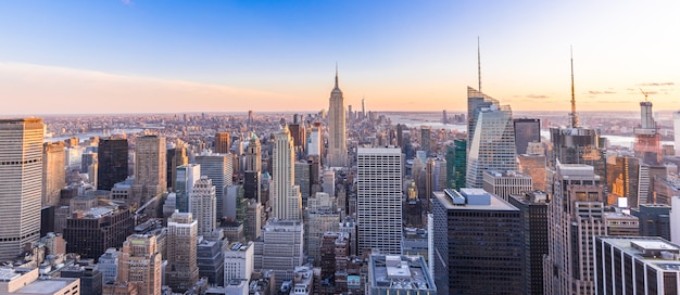 Panoramisches Foto von New York City-Skylinen in Manhattan im Stadtzentrum gelegen mit Wolkenkratzern bei Sonnenuntergang USA