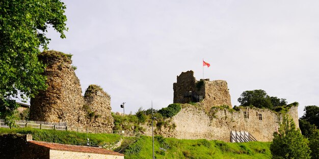 Panoramisches historisches mittelalterliches Schloss im Dorf Talmont in Vendée Frankreich