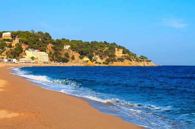 Foto panormama no mar em lloret de mar no verão na espanha