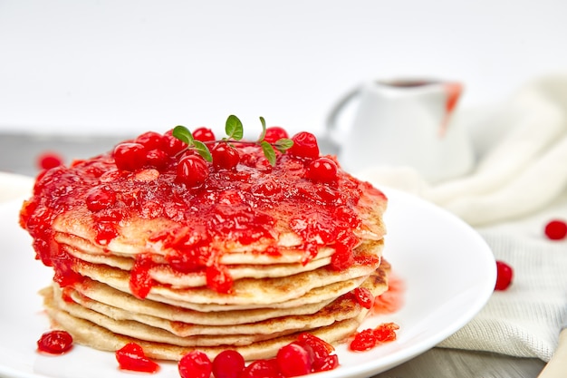 Panqueca americana com geléia - baga, viburno, amora