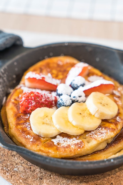 Foto panqueca com mirtilo morango fresco e banana