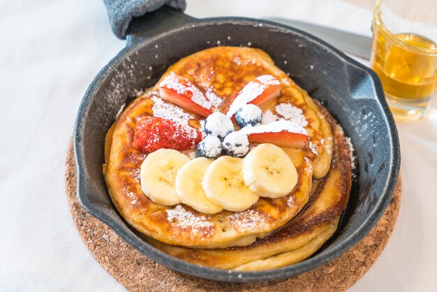 Foto panqueca com mirtilo morango fresco e banana