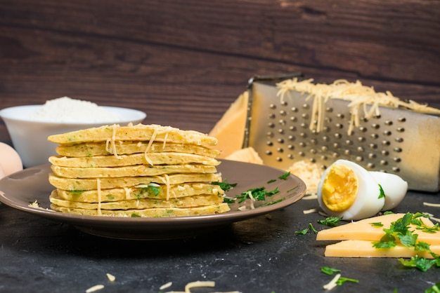 Panqueca com queijo, ervas e ovo