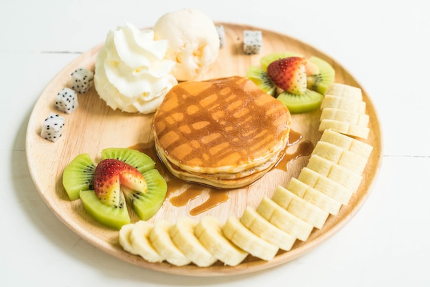 panqueca com sorvete de baunilha e frutas