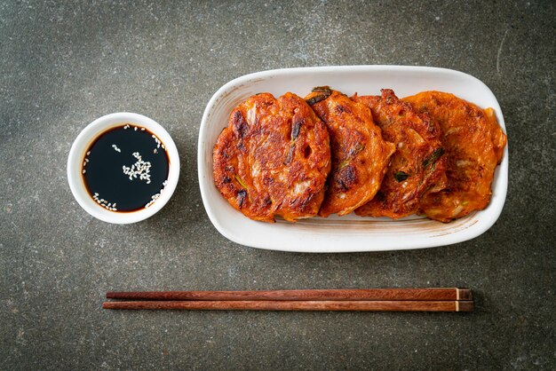 Panqueca coreana de Kimchi ou ovo misto frito Kimchijeon Kimchi e farinha