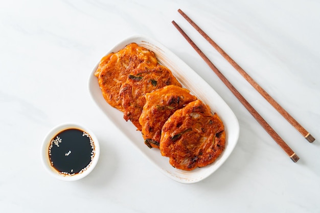 Panqueca coreana de Kimchi ou ovo misto frito Kimchijeon Kimchi e farinha