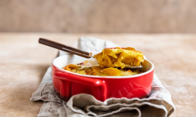 Panqueca de bebê holandês com maçãs e mel em assadeira de cerâmica Delicioso café da manhã doce