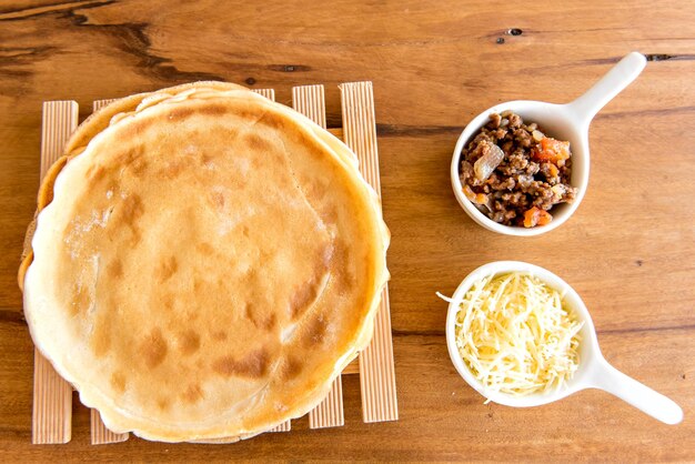 Panqueca de carne, panqueca típica brasileira, queijos e carnes