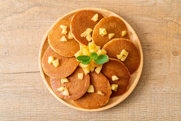 panqueca de maçã ou crepe de maçã com canela em pó