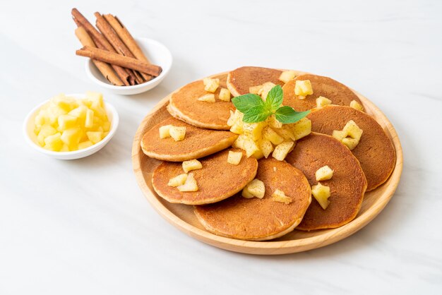 panqueca de maçã ou crepe de maçã com canela em pó