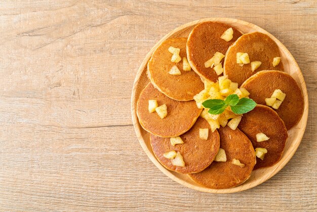 panqueca de maçã ou crepe de maçã com canela em pó