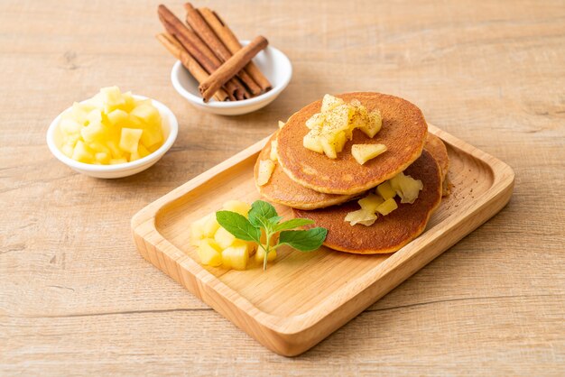 panqueca de maçã ou crepe de maçã com canela em pó