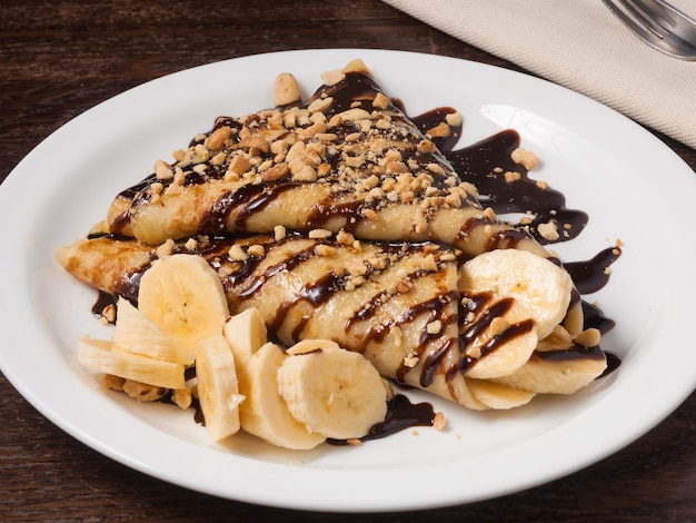 Panqueca doce com banana e calda de chocolate