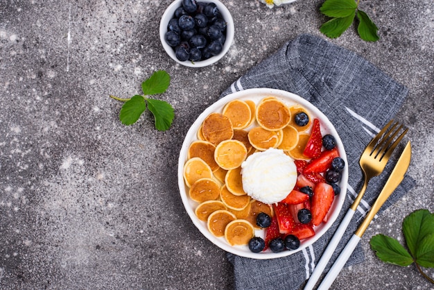 Panqueca doce de cereais com frutas