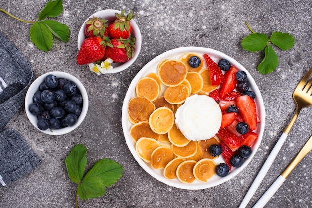 Panqueca doce de cereais com frutas