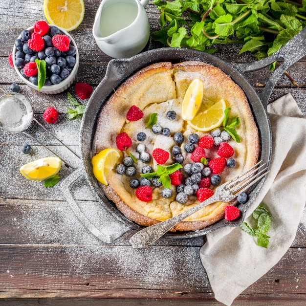 Panqueca doce holandês bebê com frutas e bagas