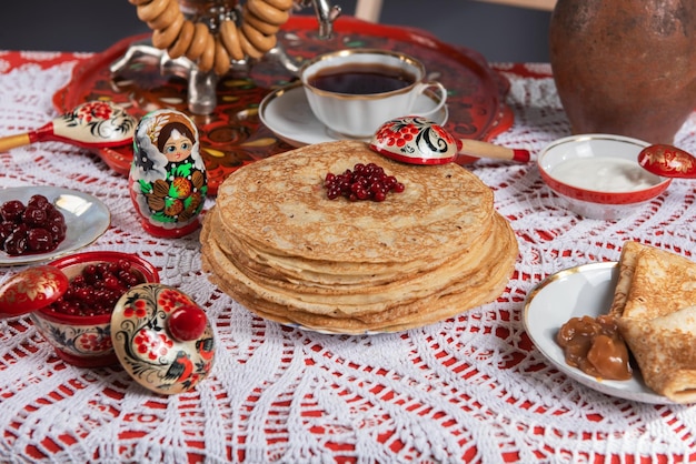 Panqueca russa blini com bagas e creme azedo na mesa entrudo maslenitsa festival concep