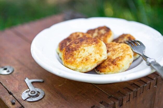 panqueca syrniki doce panquecas com queijo cottage café da manhã ao ar livre