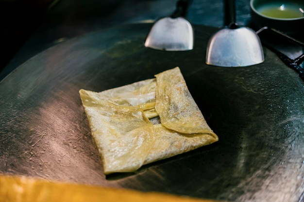 Panqueca tailandesa frita com banana no fogão comida de rua tailandesa quente comida de rua bangkok tailândia vida real