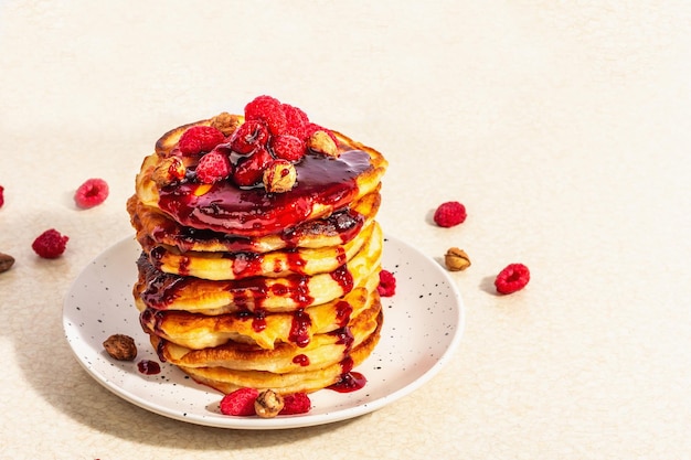 Panquecas americanas caseiras clássicas com framboesas congeladas, avelã e hortelã Café da manhã saudável