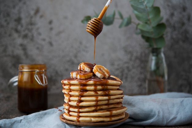 Panquecas americanas com banana e caramelo