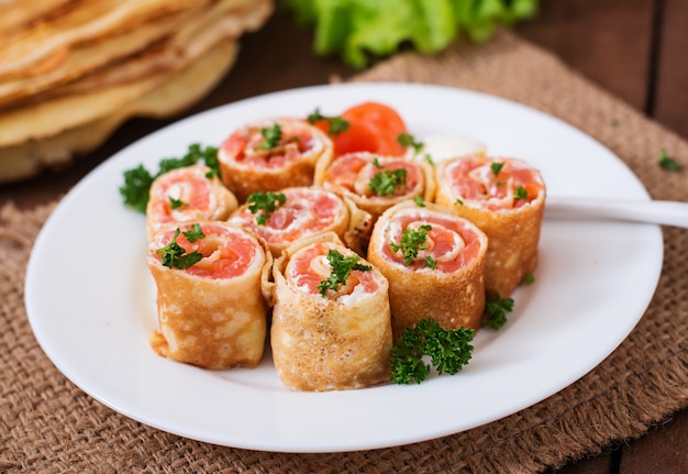 Panquecas apetitosas com salmão e creme de queijo "Philadelphia"