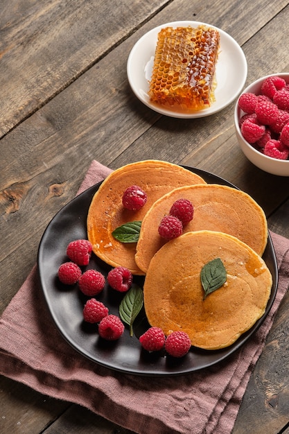 panquecas aromatizadas com mel e framboesas frescas no café da manhã