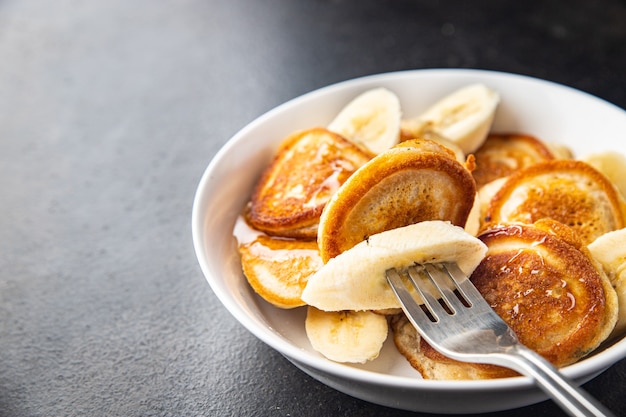Panquecas banana café da manhã fatia de fruta xarope mel delicioso doce sobremesa porção fresca refeição lanche