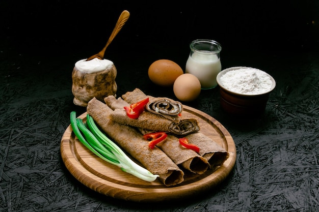 Foto panquecas blinks pratos tradicionais fundo escuro