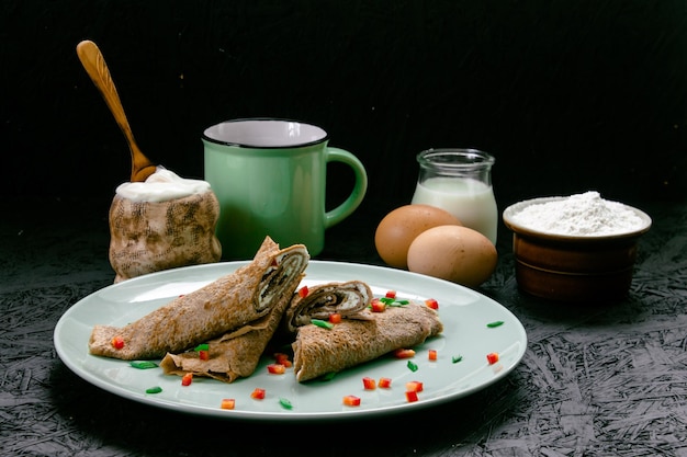 Foto panquecas blinks pratos tradicionais fundo escuro