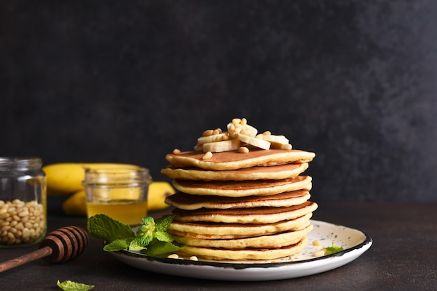 Panquecas caseiras com banana e pinhão