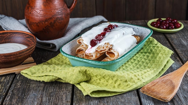 Panquecas caseiras com cerejas em uma mesa de madeira em estilo rústico