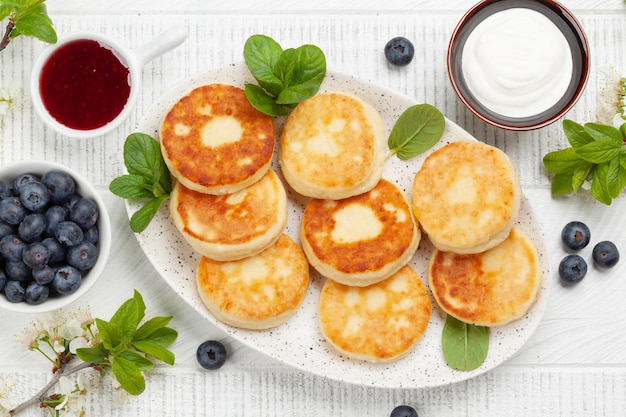 Panquecas caseiras com creme azedo e frutas vermelhas